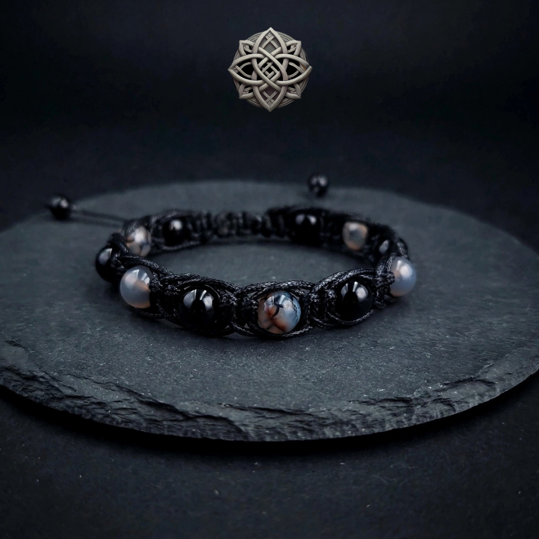 Ръчно изработена гривна Shamballa „Драконови вени“ от Crazy Art Room с черни и сини мъниста, декоративен дизайн.